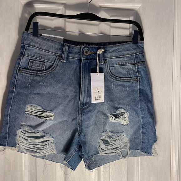 🛑SOLD🛑 High-Rise M Wash Distressed Denim Short - Picture 2 of 4